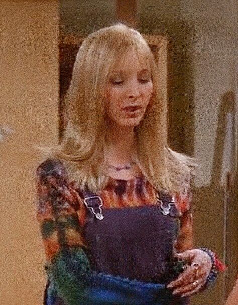 friends season 6 ep 18, tie-dye t-shirt with purple overalls. Phoebe Buffay Overalls, Pheobe Buffay Iconic Outfits, Pheobe Buffet Outfits, Phoebe From Friends Outfits, Purple Overalls Outfit, Phoebe Buffay Outfits Season 1, Pheobe Outfits Friends, Phoebe Buffet Outfits, Iconic Phoebe Buffay Outfits