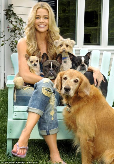 Seen here, animal lover, actress Denise Richards with her pack of dogs. As a child one of my many dreams was to pull up to a house in the country and as I drive up the LONG driveway being greeted by many dogs. I LOVE DOGS! Celebrity Dogs, Engelberg, Starship Troopers, Pet People, Famous Dogs, Charlie Sheen, Denise Richards, Awesome Animals, Pet Photographer