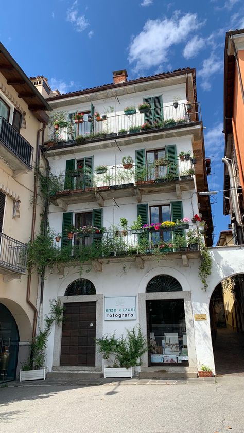 France Apartment Exterior, Italian Home Aesthetic Exterior, Italy Apartment Exterior, Italian Home Layout, Spanish Apartment Exterior, Mediterranean Apartment Exterior, Italian Appartement, European Apartment Exterior, Small Italian House Exterior