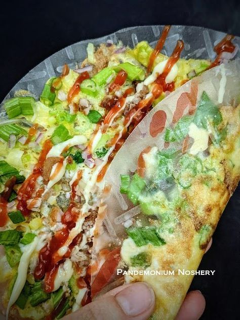 Vietnamese Omelette Recipe, Vietnamese Street Food Recipes, Vietnamese Rice Paper Omelette, Vietnamese Pizza Rice Paper, Vietnamese Breakfast Recipes, Coco Recipes, Vietnam Recipes, Vietnamese Pizza, Vietnamese Breakfast