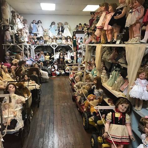 Yesterday's Children: The Best Toy Museum In Mississippi Creepy Doll Collection, Vintage Doll Collection, Doll Collection Display, Dolls Display, Doll Museum, Antique Porcelain Dolls, Doll Room, Toy Maker, Victorian Dolls