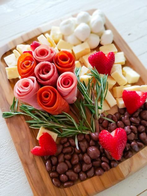 Fun Charcuterie Board Ideas Valentines, Valentine Charcuterie Bouquet, Bouquet Charcuterie Board, Simple Valentines Charcuterie Board, Engagement Charcuterie Board Ideas, Valentines Brunch Board, Valentine Charturie Board, Charcuterie Board For Tea Party, Love Charcuterie Board