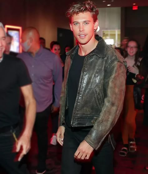 Austin Butler Leather Jacket, Austin Butler 2024, Austin Butler Street Style, Austin Butler Style, Nice Casual Outfits For Men, Austin Butler Elvis Presley, The Bikeriders, Austin Butler Elvis, Callum Turner