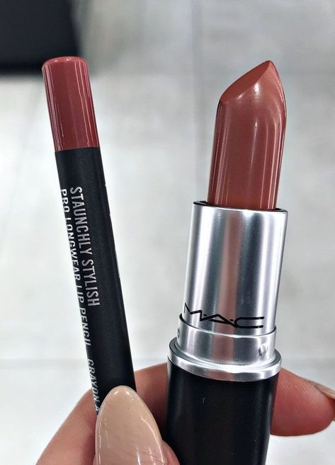 LONG-WEARING | NON-DRYING | DOE FOOT APPLICATOR Shade: Belladonna Be bold with a showstopping pout! This lightweight satin-matte lip color features a deluxe hydrating formula and provides extreme color payoff in one saturated swipe.