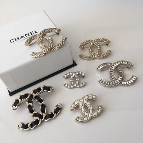 10 ways to wear a brooch. Chanel brooches. Chanel Pins, Chanel Flower, Chanel Brooch, Mode Tips, Chanel Inspired, Chanel Earrings, Chanel Accessories, Chanel Jewelry, Chanel Fashion