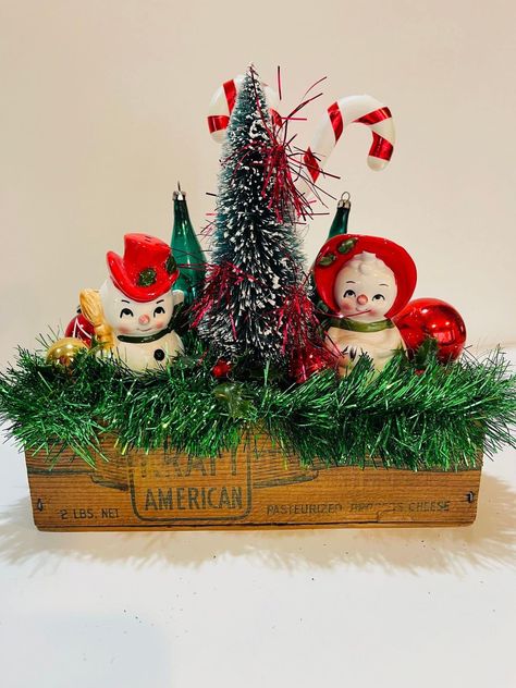 (20+) Facebook Vintage Cheese Box Ideas, Christmas Kitchen Counter Decor, Christmas Vignettes Display, Old Fashion Christmas Decorating Ideas, Snowman Salt And Pepper Shakers, Vintage Christmas Garland, Vintage Christmas Diy, Christmas Bee, Mrs Snowman