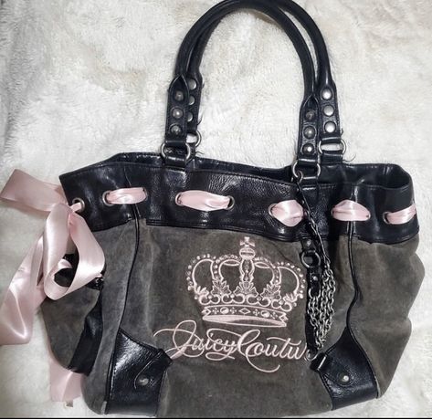 juicy couture 2000s vintage handbag Juicy Couture Aesthetic, 2000s Bags, 2000s Juicy Couture, Mcbling Fashion, Juicy Couture Purse, K Fashion, Girly Bags, 2000s Fashion Outfits, Juicy Couture Bags