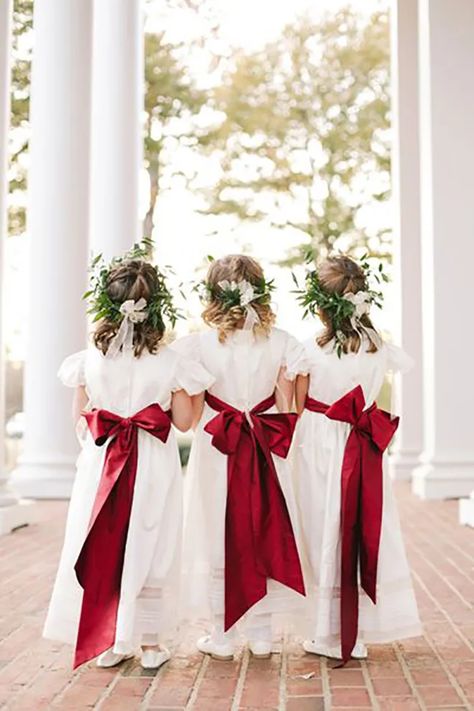 15 Festive Ideas To Add A Touch Of Christmas To Your Wedding! Christmas Wedding Flowers, Christmas Wedding Decorations, Rustic Winter Wedding, Winter Wedding Bouquet, Outdoor Portrait, Winter Wedding Colors, Winter Wedding Decorations, Coloured Hair, White Flower Girl Dresses