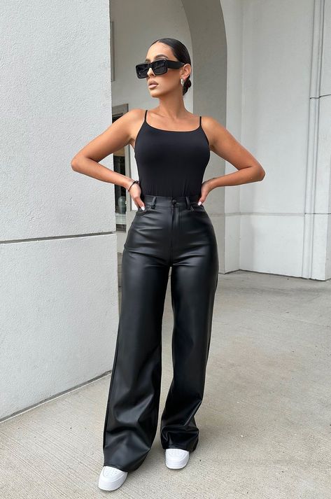 Black And Neutral Clothes, Makeup Artist Outfit Fashion, Women Leather Pants Outfit, Makeup Artist Outfits, Elegant Black Wide Leg Pants, Dc Outfits Washington Summer, Cute Fashion Nova Outfits, All Black Hair Stylist Outfit, Vegas Day Outfit Summer