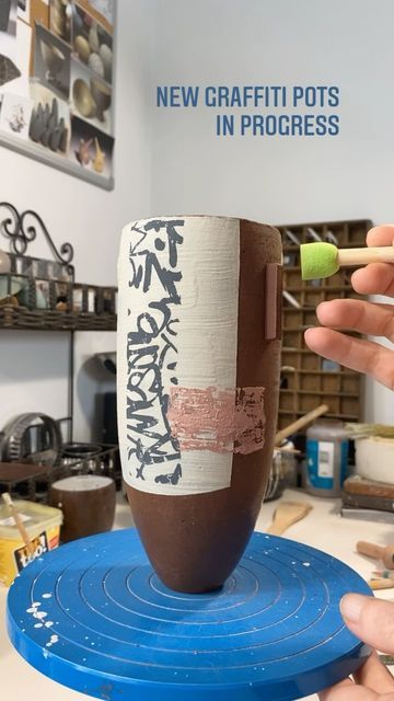 Graffiti Pottery, Graffiti Ceramics, Clay Inspo, Ceramics Inspiration, Graffiti Designs, Sgraffito, Contemporary Ceramics, Clay Ceramics, Ceramics Pottery