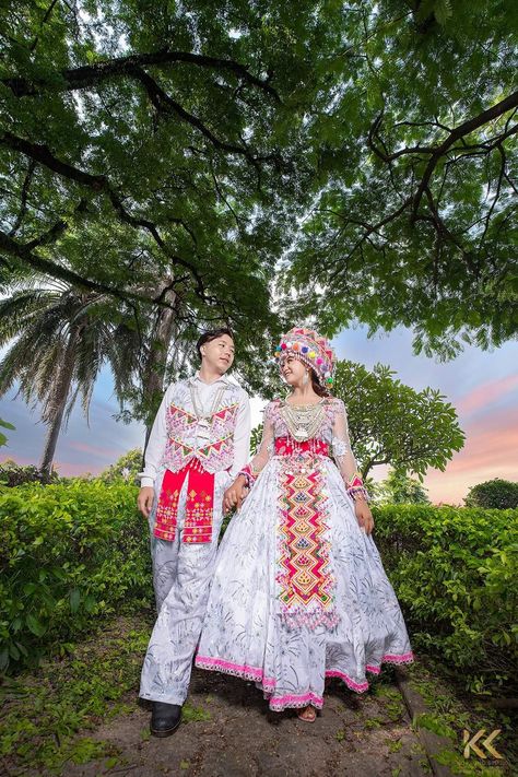 Hmong Wedding Dress, Hmong Wedding, Hmong Fashion, Hmong Clothes, Thai Clothes, Accessory Ideas, Girl Clothing, World Cultures, Beautiful Dress