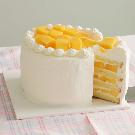 Mango Birthday Cake, Mango Cake Decoration Ideas, Mango Cakes, Cake With Mango, Mango Desserts, Bachelorette Cake, Fruit Platter Designs, Birthday Cake Decorating Ideas, Mango Dessert