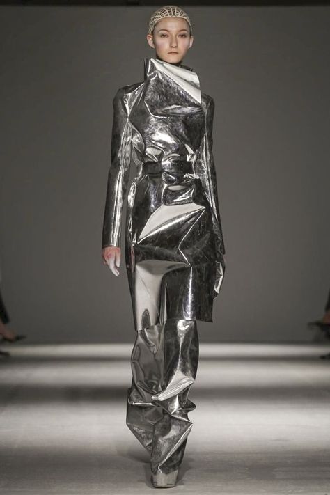 gareth pugh Runway Photography, Sculpture Fashion, News Photography, Sculptural Fashion, Space Fashion, Gareth Pugh, 3d Fashion, Cyberpunk Fashion, Metal Fashion