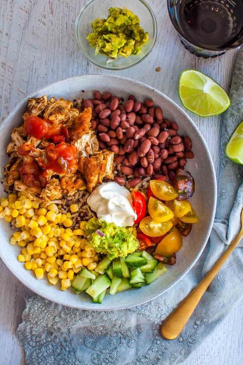 Easy Pulled Chicken, Chicken Taco Bowls, Chicken Burrito Bowls, Clean Dinner Recipes, Clean Eating Chicken, Protein Bowls, Protein Dinner, Chicken Burrito, Chicken Burrito Bowl