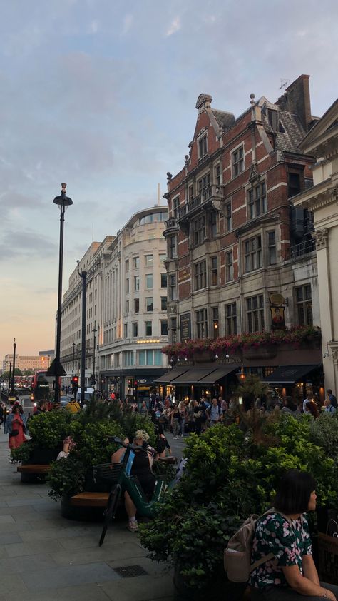 London Lockscreen Aesthetic, Flat In London Aesthetic, The Uk Aesthetic, Soho London Aesthetic, London Wallpaper Aesthetic, London Lifestyle Aesthetic, London Aesthetic Wallpaper, Living In London Aesthetic, Fall In Europe