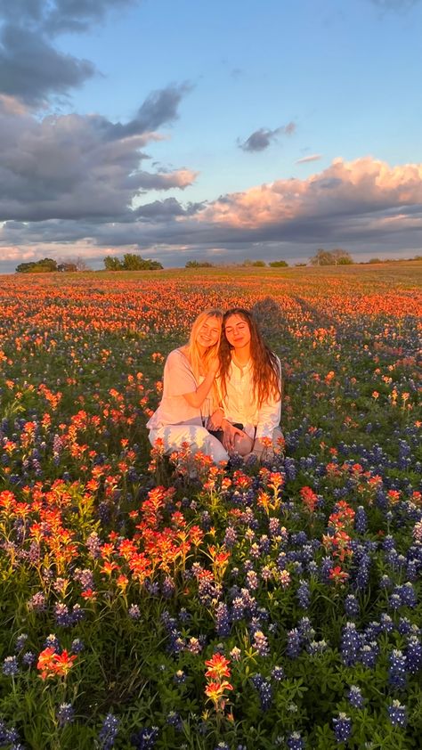 Best Friend Photo Ideas, Friend Photo Ideas, Photoshoot Spring, Senior Photoshoot Poses, Ideas Photoshoot, Sisters Photoshoot, Spring Photoshoot, Flower Photoshoot, Photos Of People