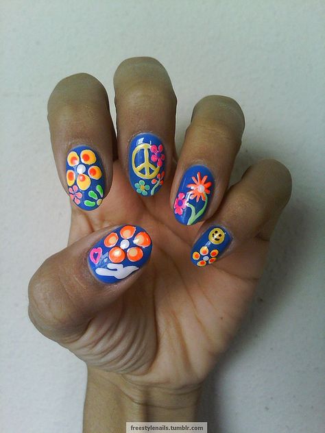 Peace Sign Nails, Kitsch Nails, Nails Hippie, 60s Nails, Hippie Nail Art, Peace Nails, Retro Nails, Hippie Nails, 60s Retro