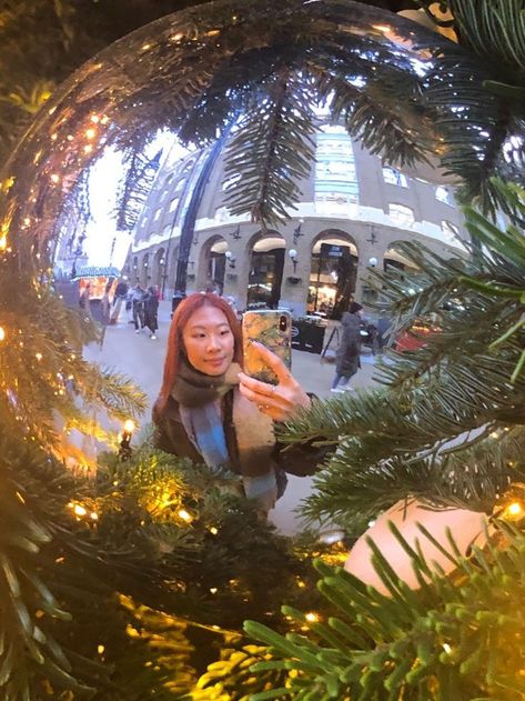 Best Christmas Destinations In The World | Vacation Aesthetic Christmas Selfies Instagram, Christmas Photo Ideas Instagram At Home, Christmas Pic Ideas Instagram, Christmas Market Instagram Pictures, Christmas Market Pictures Ideas, Christmas Instagram Pictures Aesthetic, London Christmas Photo Ideas, Christmas Instagram Post Ideas, December Instagram Post Ideas