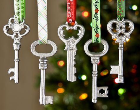 I love using keys in craft projects. Maybe it’s a deeper need to unlock some part of my future? I’m ... » Diy Christmas Candy, Key Crafts, Diy Key, Old Keys, Christmas Tree Decorations Diy, Diy Deco, Christmas Projects Diy, Festival Diy, Navidad Diy