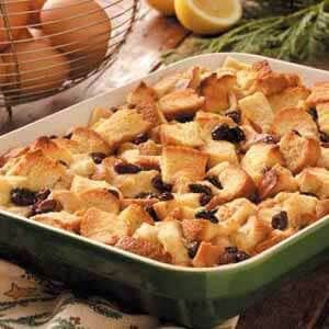 Bread Pudding for 40 Bread Pudding For A Large Crowd, Bread Pudding For A Crowd, Raspberry Bread Pudding Recipe, Raspberry Bread Pudding, Raisin Bread Pudding, Raspberry Bread, Bread Puddings, Comfort Desserts, Cinnamon Raisin Bread