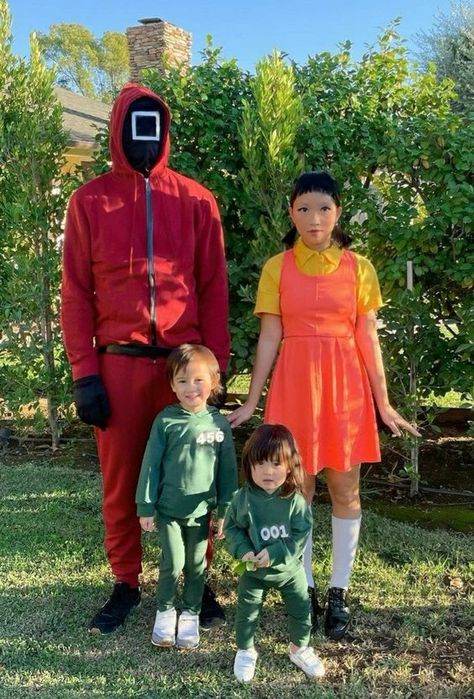 Easy DIY Halloween Costume for Family of 3 & 4 Squid Game Trunk Or Treat, Diy Halloween Costumes For Family, Squid Game Halloween Costume, Superhero Family Costumes, Costumes For Family, Squid Game Costume, Fun Halloween Outfits, Family Costumes Diy, Easy Diy Halloween Costumes