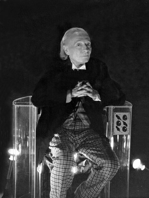 Classic Who: Behind the scenes - Doctor Who - William Hartnell - Imgur #doctorwho #williamhartnell #firstdoctor 1st Doctor Who, First Doctor Who, Scifi Doctor, Doctor Who First Doctor, 1st Doctor, Doctor Who Costumes, The Great Doctor, Doctor Who Tv, William Hartnell