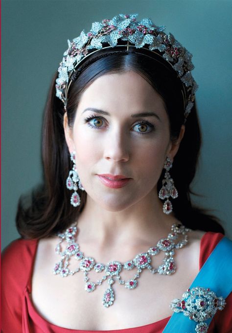 The royal ruby parure worn by HRH Crown Princess Mary of Denmark Danish Royal Jewels, Kroonprinses Mary, Royal Family Portrait, Crown Princess Mary Of Denmark, Royal Crown Jewels, Princess Mary Of Denmark, Mary Of Denmark, Princess Marie Of Denmark, Danish Royalty