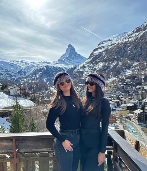 #fashion #aesthetic #winter #picinspo #friends #switzerland #swissalps Switzerland December Outfit, Zermatt Switzerland Winter Outfit, Switzerland Clothes, Zermatt Switzerland Winter, Pic Inspo Friends, Swiss Alps Winter, Switzerland Fashion, Swiss Summer, Euro Winter