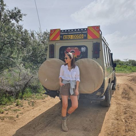 Bush Safari Outfit, Safari Poses, Cute Safari Outfits, Kenya Outfits, African Safari Outfit, African Honeymoon, Safari Fits, Desert Wear, Safari Outfit Women