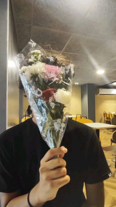 Guy Giving Flowers Aesthetic, Guy Holding Flowers Aesthetic, Couple Inspo Aesthetic, Gay Soft Launch, Boyfriend Flowers Aesthetic, Happy Relationship Aesthetic, Soft Boyfriend Aesthetic, Guy Holding Flowers, Couple Soft Launch