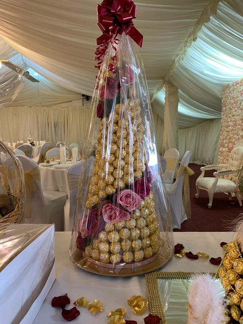 Ferrero Rocher Tower, Ferrero Rocher Gift Ideas, Ferrero Rocher Tree, Ferrero Rocher Gift, Ferrero Rocher Bouquet, Chocolate Bouquet Diy, Chocolate Crafts, Wedding Gift Pack, Creative Wedding Gifts