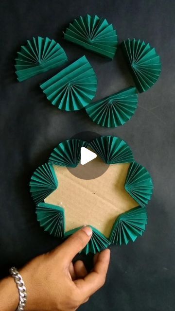 Paper Flower Wall Hanging Ideas, Paper Weaving Wall Art, Craft Paper Flowers Diy, Flower Crafts With Paper, Cute Wall Hangings Diy, Crafts By Paper, Diy Crafts Wall Hangings, Craft Easy Ideas, Paper Craft Wall Hanging