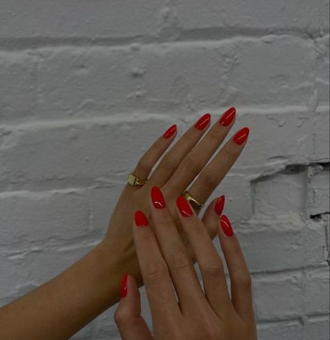 Classic gel red manicure Kourtney Kardashian Red Nails, Red Hailey Bieber Nails, Red Nails Essie, Neon Red Nails, Red Oval Nails, Red Nails Summer, Summer Red Nails, Red Manicure, Minimal Nails