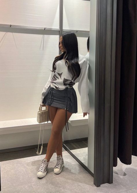 Baddie Date Night Outfit, Emma Hallberg, Night Dinner Outfit, Y2k Female, Dinner Party Outfits, Cute Mini Skirt, Sneaker Outfits Women, First Date Outfits, Clothes Y2k