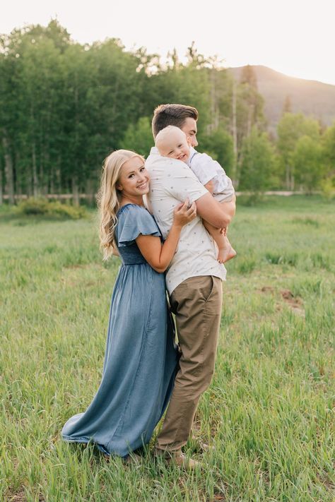 Places To Take Family Pictures, Fall Family Photos With Toddler, I Am Gorgeous, Fall Photoshoot Family, Weekend Routine, Baby Family Pictures, First Family Photos, Fam Photos, Summer Family Pictures