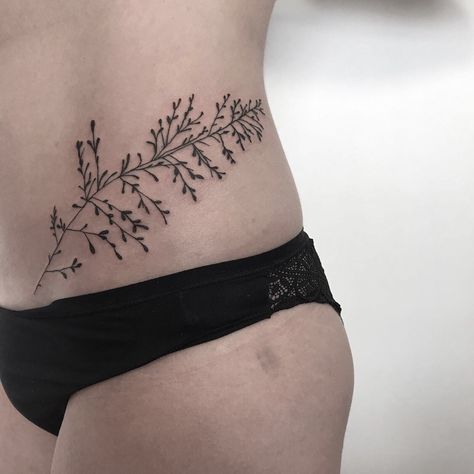 Lower Belly Tattoo, Botanisches Tattoo, Abdomen Tattoo, Floral Back Tattoos, Chic Tattoo, Tattoo Now, Delicate Tattoo, Stomach Tattoos, Botanical Tattoo