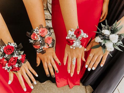 Prom Corsage Red, Red Corsages, Prom Flowers Corsage, Homecoming Flowers, Prom Corsage And Boutonniere, Boutonnieres Prom, Prom Picture Poses, Wedding Ceiling, Prom Corsage