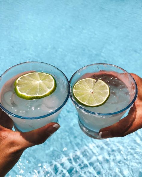 Margarita Beach Aesthetic, Margarita Pool Party, Margarita Aesthetic, Poolside Drinks, Bach Themes, Birthday Mood Board, Drinks By The Pool, Pool Drinks, Poolside Party