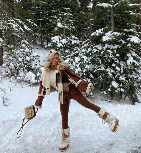 Ski Holiday Outfit, Aspen Outfits, Aspen Outfit Winter, Outfits Winter Casual, Moon Boots Outfit, Fur Boots Outfit, Outdoor Party Outfits, Boots With The Fur, Ski Outfit For Women