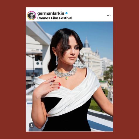 Selena Gomez dazzled at the 77th annual Cannes Film Festival in the stunning Bulgari Diamond Swan Necklace. This exquisite piece features two mythical swans embracing a mesmerizing 20.08 carat drop diamond. #SelenaGomez #CannesFilmFestival #bulgarihighendjewelry Link in Bio Images from @germanlarkin Swan Necklace, Cannes Film Festival, Swans, Selena Gomez, Cannes, Film Festival, Diamond Necklace, Halo, Festival