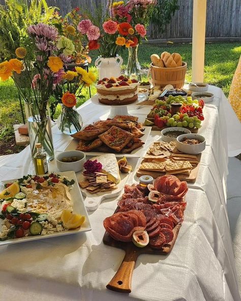 Evening garden dinner with charcuterie board variety Brunch Food Party, Aesthetic Brunch, Garden Party Recipes, Solstice Party, Sommer Mad, Backyard Dinner Party, Food Deserts, Evening Garden, Garden Dinner