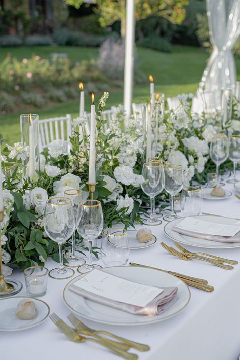 White And Green Wedding Table Setting, Green And White Wedding Decor, Green And White Wedding Invitations, Wedding Decor Greenery, Classic Chic Wedding, Green Table Settings, Greenery Bouquets, White Wedding Decor, Green And White Wedding