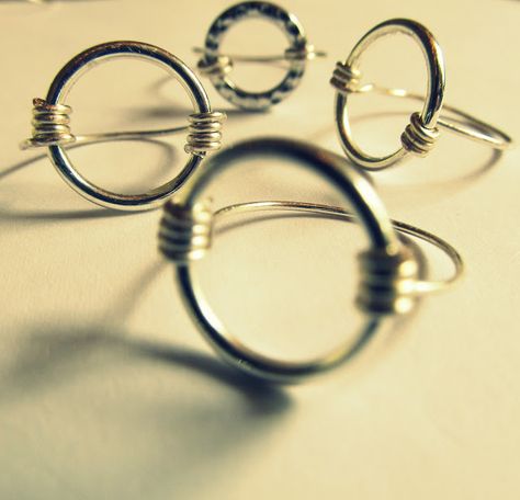 Wobisobi: Circle Rings, DIY Diy Wire Jewelry Tutorials, Fimo Ring, Wire Rings Tutorial, Diy Wire Rings, Jewelry To Make, Rings Diy, Diy Ring, Wire Jewelry Tutorial, Easy Jewelry