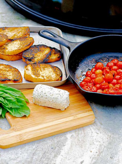 Tomato Topping, Rv Snacks, Cheese Crostini, Goat Cheese Crostini, Tomato Recipe, Creamy Goat Cheese, French Baguette, White Bread, Tomato Recipes