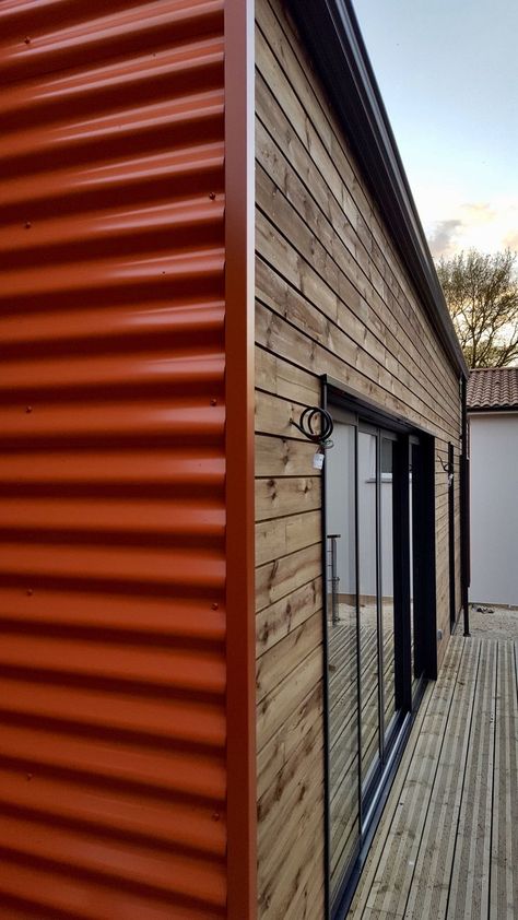 Pin von Sheryl auf Bardage / détail de finition - vivanbois | Billige häuser, Gartengestaltung, Gartenhaus Metal Building House, House Cladding, Container Buildings, Modern Garage, House Exterior Colors, Building House, Metal Siding, Modern House Exterior Design, House Exterior Design