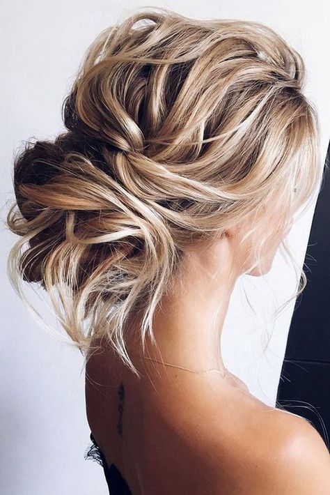 curly messy low bun wedding hairstyle Hairstyle Bridesmaid, Blonde Wedding Hair, Summer Wedding Hairstyles, Medium Blonde Hair, Classy Hairstyles, Boho Styl, Simple Wedding Hairstyles, Wedding Hair Styles, Medium Blonde