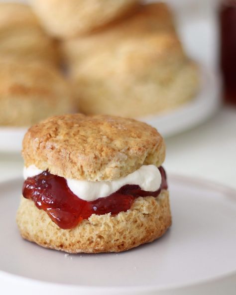 English Scones Recipe – Recipes by Carina Tiramisu Recept, English Scones, Cranberry Scones, Scones Recipe Easy, Cream Scones, Scones Recipe, Meyer Lemon, Scone Recipe, Eclairs