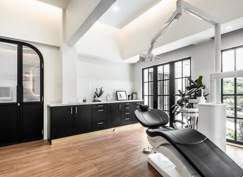 Black Dental Clinic, Black And White Dental Clinic, Dental Operatory Design, White Dental Clinic, Dental Interior, Dental Design Interior, Cd Idea, Aesthetics Clinic, Dental Cabinet