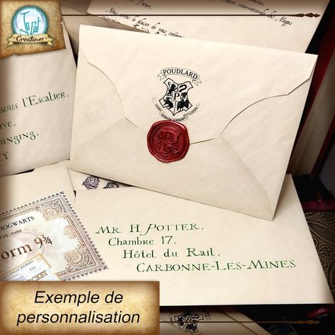 Je crée la lettre d’admission à lécole magique pour sorciers et sorcières, personnalisée aux nom et adresse de la personne de votre choix, pour vous ou pour offrir ; fidèle à celle que reçoit Harry dans le premier film de la saga et écrite en français ou en anglais au choix. Ladresse sur lenveloppe Harry Potter Invitation, Carte Harry Potter, Harry Potter Notebook, Harry Potter Potions, Anniversaire Harry Potter, Theme Harry Potter, Hocus Pocus, Harry Potter, Miniatures