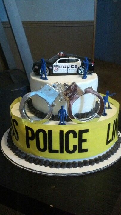 This would be a simple cake to do. Mostly just added props. Cops And Robbers Party, Police Party Ideas, Police Birthday Cakes, Police Academy Graduation Party, Police Theme Party, Academy Graduation Party, Cop Party, Police Cake, Police Officer Birthday